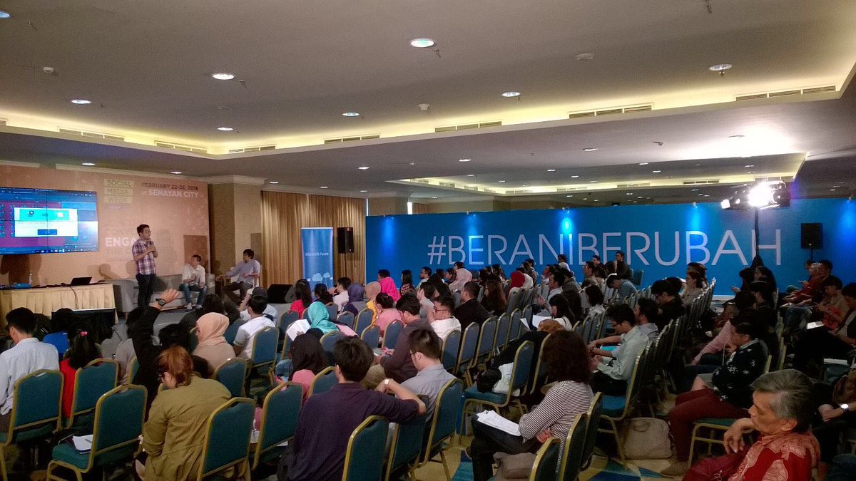 MicrosoftBisnis's tweet photo. Situasi saat ini di #AzureID meetup session @ #SMW16 @SMWJakarta https://t.co/L1WSjaRkIS