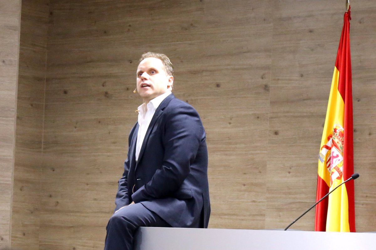 USPCEU's tweet photo. .@dlacalle explica en @EconomicasCEU la situación de los mercados @startinCEU https://t.co/AJsRQzSSOF https://t.co/nbQ3qi4ZKi