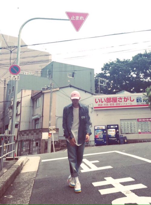 aestheticsoshi_'s tweet photo. Namjoon just walkin' by ... https://t.co/GK5KACn9fz