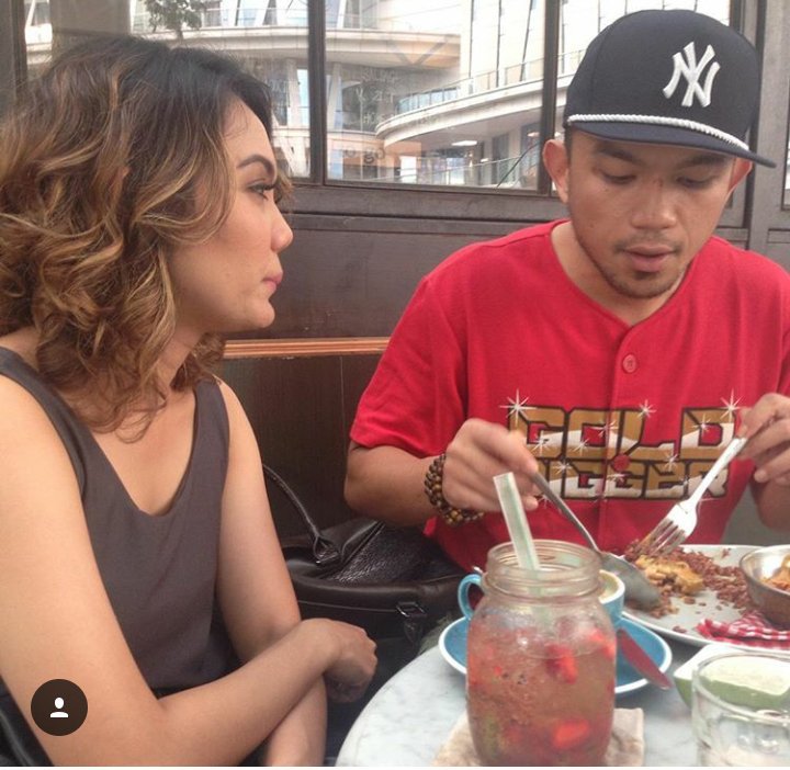 Paparazi mamarina bahagia😘😘😘😘😘
Tdk perna lepas dr pandangan satu sama lain😍😍😍😍😍eike BAPERRRR PEMIRSAHHHHH😂😂😂😂😂😂😂