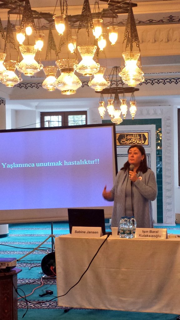 EmEmineist's tweet photo. Event #Alzheimer #Demenz wir bedanken uns herzlich an Generalkonsul Ahmet Başar Şen &amp; Prof. Işın Baral Kulaksızoğlu. https://t.co/zRkG455vQp