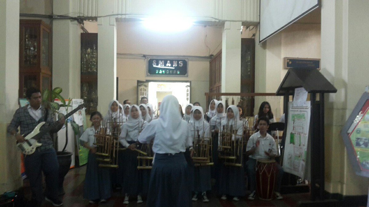 angklunglima's tweet photo. 25.02.16 cav tadi tampil menyambut Menteri Koperasi nih guysss!!:)) #angklung #angklung5 https://t.co/9ddwEuEI0y