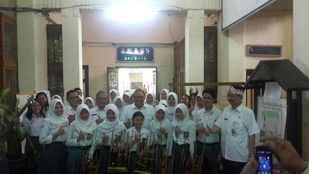 angklunglima's tweet photo. 25.02.16 cav tadi tampil menyambut Menteri Koperasi nih guysss!!:)) #angklung #angklung5 https://t.co/9ddwEuEI0y