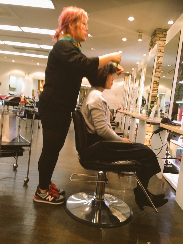 ymklove20's tweet photo. お母さん、吉川先生のカット開始✂️🙆💕 https://t.co/LHjBCtFQ0v