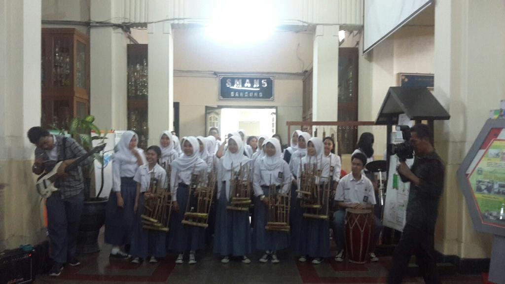 angklunglima's tweet photo. 25.02.16 cav tadi tampil menyambut Menteri Koperasi nih guysss!!:)) #angklung #angklung5 https://t.co/9ddwEuEI0y