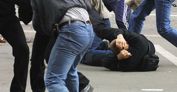 Russia241's tweet photo. Молодой человек раскрошил стул о головы напавших на него в ночном клубе мужчи ... - https://t.co/9pFd5eR5DZ #Новости https://t.co/Zqof2C8Bzx