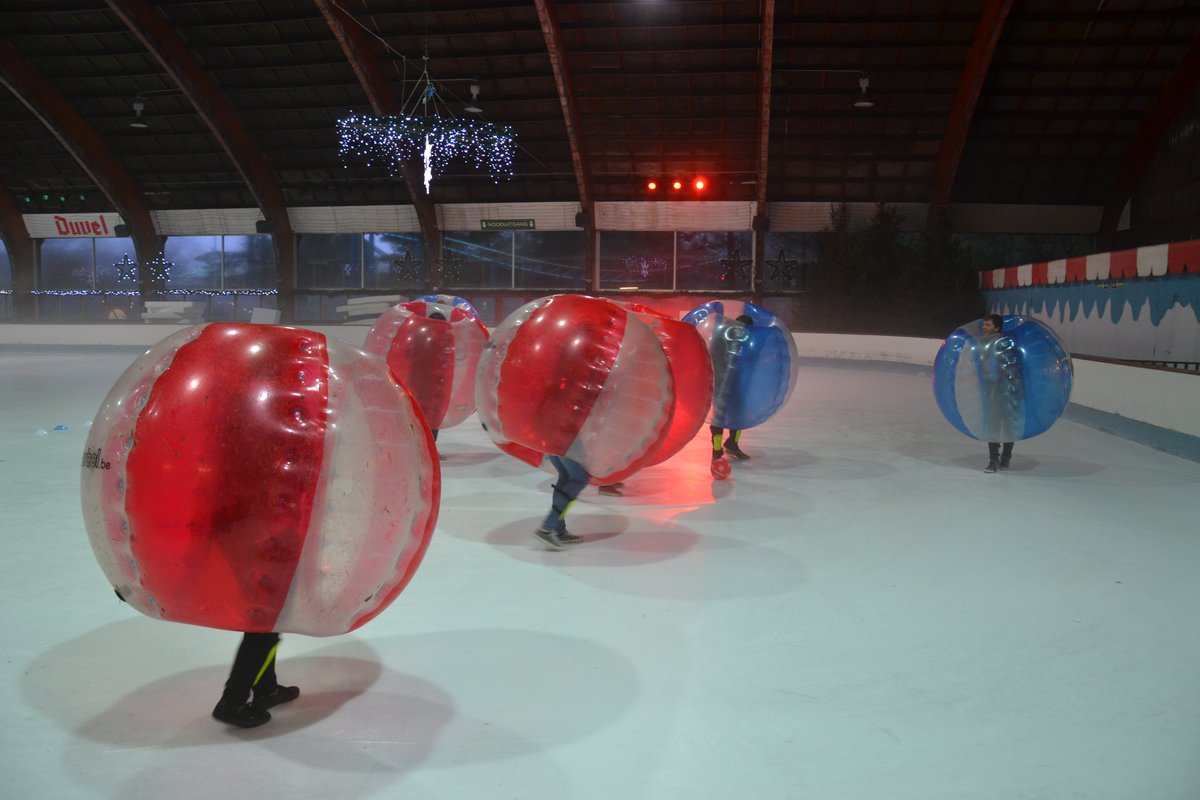BruggeLeeft's tweet photo. Straks om 18u fun en spektakel met Soccer On Ice van #Brugge Studentenstad! Kom dat zien! #bruggeleeft https://t.co/oJQFLxNCWM