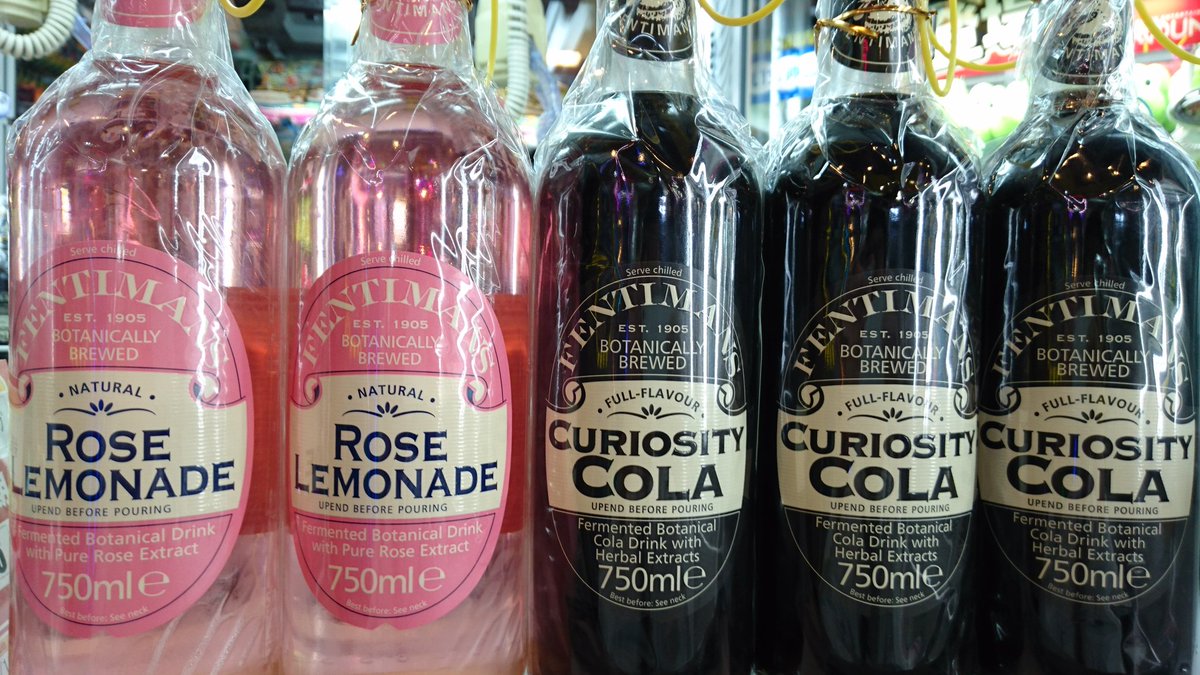 تويتر ラウンドワン泉北店 على تويتر 景品情報 世界一美味いコーラ イギリスの キュリオスティ コーラ です 炭酸弱めで飲みやすいです 見た目も可愛いピンク色の ローズレモネード も相変わらず人気ですよ ヾ ラウワン T Co