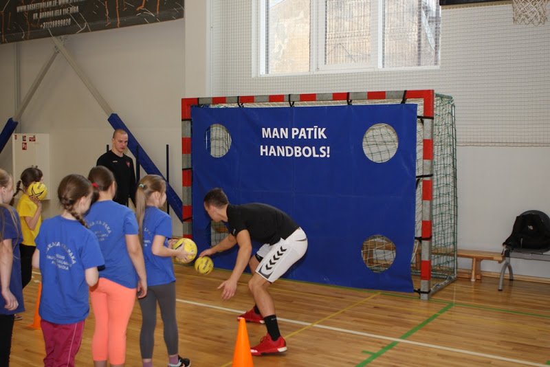 hkceltnieks's tweet photo. Pirms nedēļas "Celtnieks" vīri O.Kalpaka RTDP skolēniem prezentējām handbolu! Bērni bija sajūsmā! https://t.co/qV6rU3gwHo