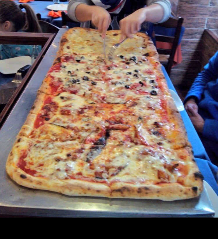 YA! Quieres ganar 1 METRO DE PIZZA GRATIS? participa! Síguenos y RT este twit . Cierre de sorteo a las 22:00 Suerte🍀