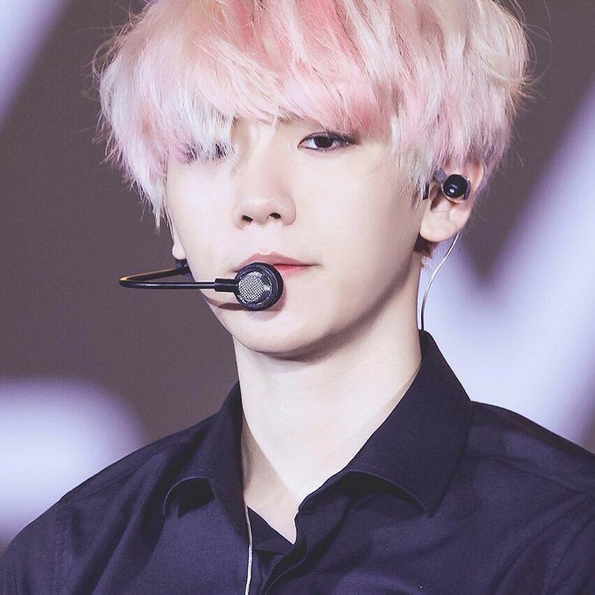 Resultado de imagen para baekhyun pink hair