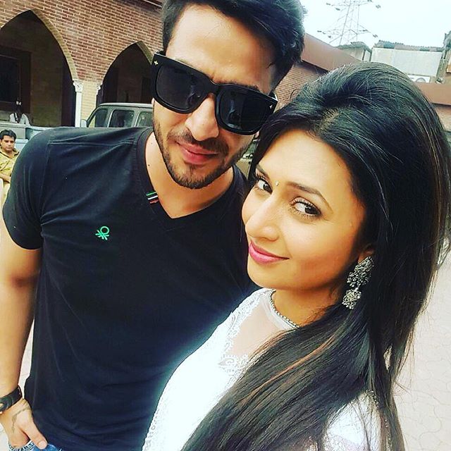 TellyTalkIndia's tweet photo. What do you have to say about #DivyankaTripathi's picture with @AlyGoni ?? https://t.co/wfKe5MzVqE