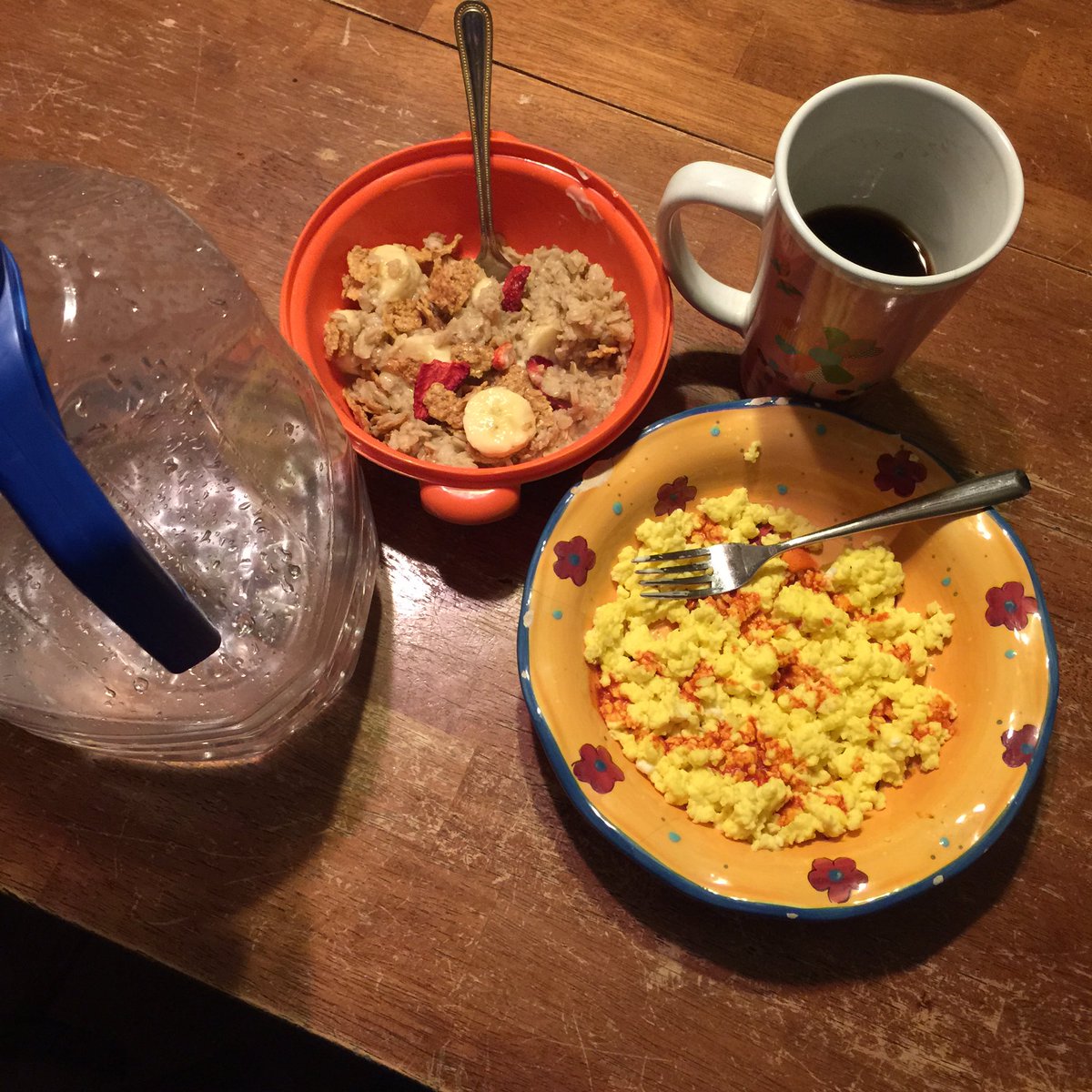 TheIanMMA's tweet image. 2 eggs, 1/2 cup of oatmeal with granola and fruit, black coffee and a gallon of water. #eatclean #fightclean