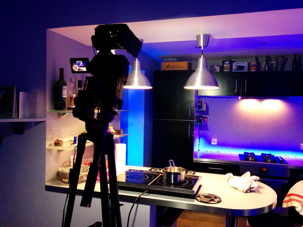 Sigmagine's tweet photo. Préparation #NicoLeCuisto, installation lumière par #ObjectifLong, Tournage ce week-end, bientôt sur vos écrans ! https://t.co/h8IOstDZwT