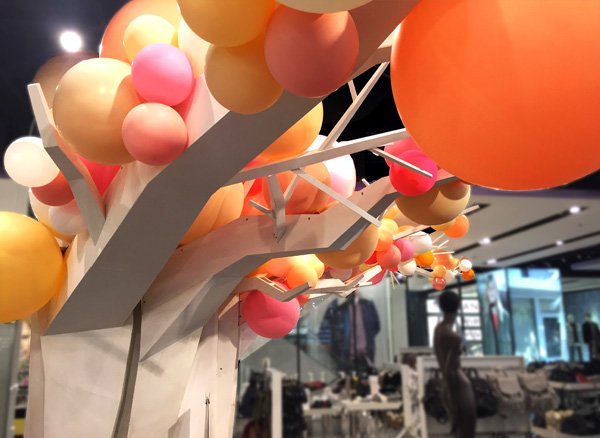 retailfocus's tweet image. @Topshop @OxfordStreetW1 taken over by sculptural trees @TennLtd retail-focus.co.uk/news/1821-tops… #retail #retaildesign #vm