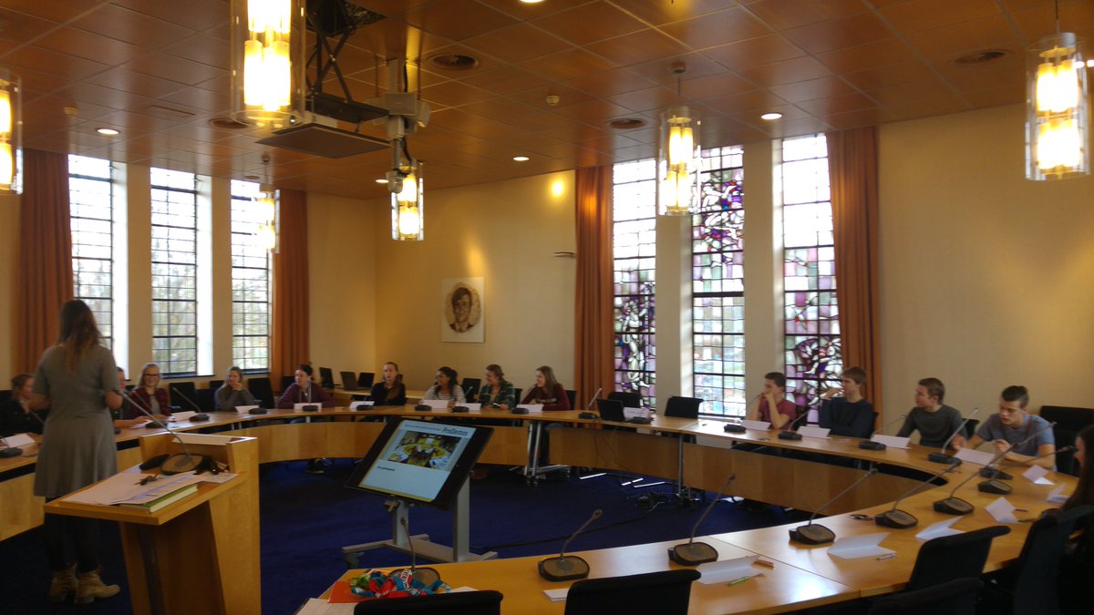 Leuk! Scholieren <a href="/LiudgerBurgum/">CSG Liudger Burgum</a> op bezoek bij <a href="/raad_tdiel/">Gemeenteraad T-diel</a> voor het spel "klassenbezoek @ gemeentehuis" van <a href="/ProDemos/">ProDemos - Huis voor democratie en rechtsstaat</a>