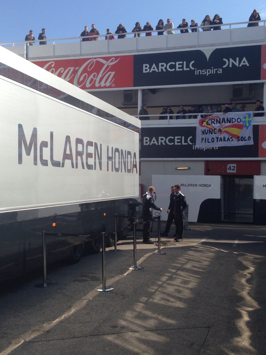 JungeErnst's tweet photo. Banner-hyldest til Alonso i paddock. Dog ikke meget at juble over i dag. Færre end 15 kilometer for Fernando. #f1dk https://t.co/HnHUX970Pb