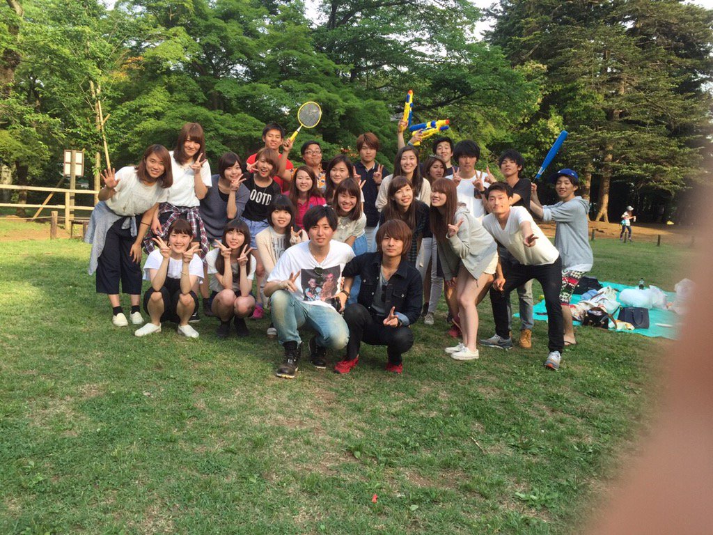 graphis_2015's tweet image. 新入生の為にGRAPHISでは４月に新歓合宿をします‼︎🌸 去年はスポーツ大会をやったり海に行ったりピクニックをしたり…☺️初めは緊張する1年生も先輩が思いっきり楽しませてくれるので、一気に仲が深まります😌今年も期待大です☺️👍🏼