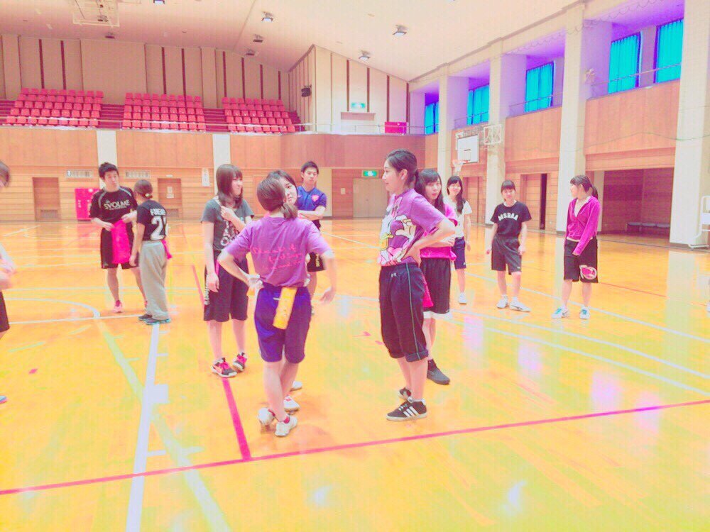 graphis_2015's tweet image. 新入生の為にGRAPHISでは４月に新歓合宿をします‼︎🌸 去年はスポーツ大会をやったり海に行ったりピクニックをしたり…☺️初めは緊張する1年生も先輩が思いっきり楽しませてくれるので、一気に仲が深まります😌今年も期待大です☺️👍🏼