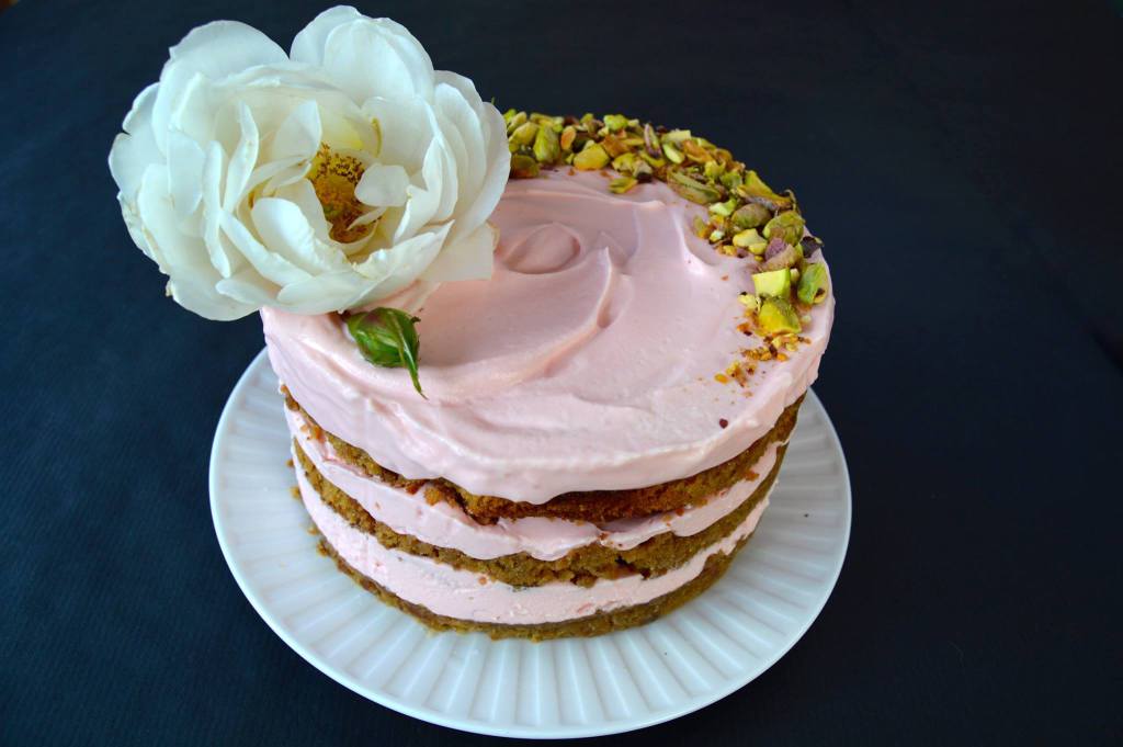 White Chocolate Spiced Cake madison27bakery.wordpress.com/2016/02/25/whi…