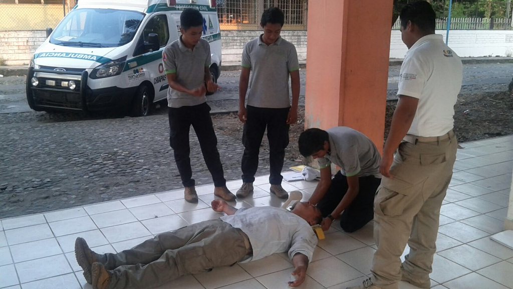 pcivilchiapas's tweet photo. La Secretaría de PC de Tuxtla Chico capacita a alumnos del CONALEP sobre manejo de extintores y primeros auxilios. https://t.co/TpquNga137