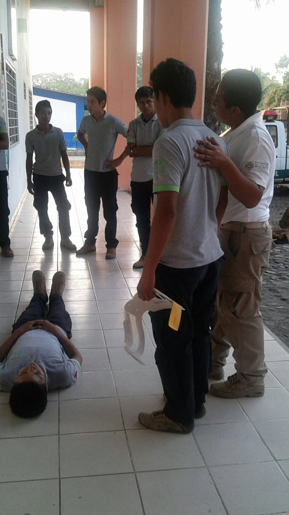 pcivilchiapas's tweet photo. La Secretaría de PC de Tuxtla Chico capacita a alumnos del CONALEP sobre manejo de extintores y primeros auxilios. https://t.co/TpquNga137