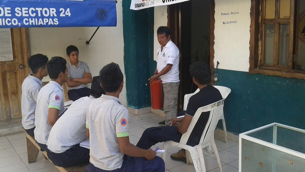 pcivilchiapas's tweet photo. La Secretaría de PC de Tuxtla Chico capacita a alumnos del CONALEP sobre manejo de extintores y primeros auxilios. https://t.co/TpquNga137