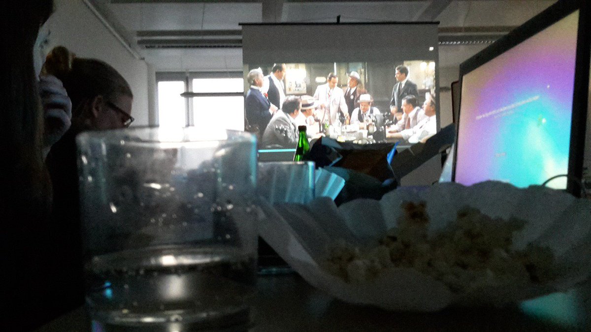 "Extrablatt"! Volo-Recherche-Kino im #swrvolo <a href="/ceciliaknodt/">Cecilia Knodt</a> <a href="/vera_rudolph/">Vera Rudolph</a> <a href="/saathchr/">Christian Saathoff</a> <a href="/fweigelt/">Franziska Weigelt</a> <a href="/Youdid21/">Judith Schneider</a> <a href="/made_kling/">Madeleine Kling</a>