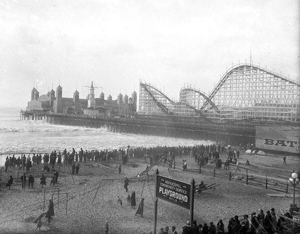SantaMonicaPics's tweet photo. Santa Monica Beach and Pier. Circa 1929. https://t.co/LksLR2iVWq
