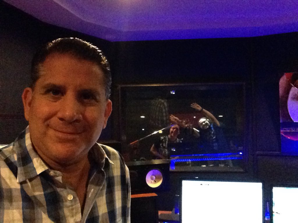 MaldonadoGuille's tweet photo. Produciendo jingle en #MasterAudioFactory. Cantan @JonathanRiveraO y @Lauravi23 https://t.co/DM1YzTiSni