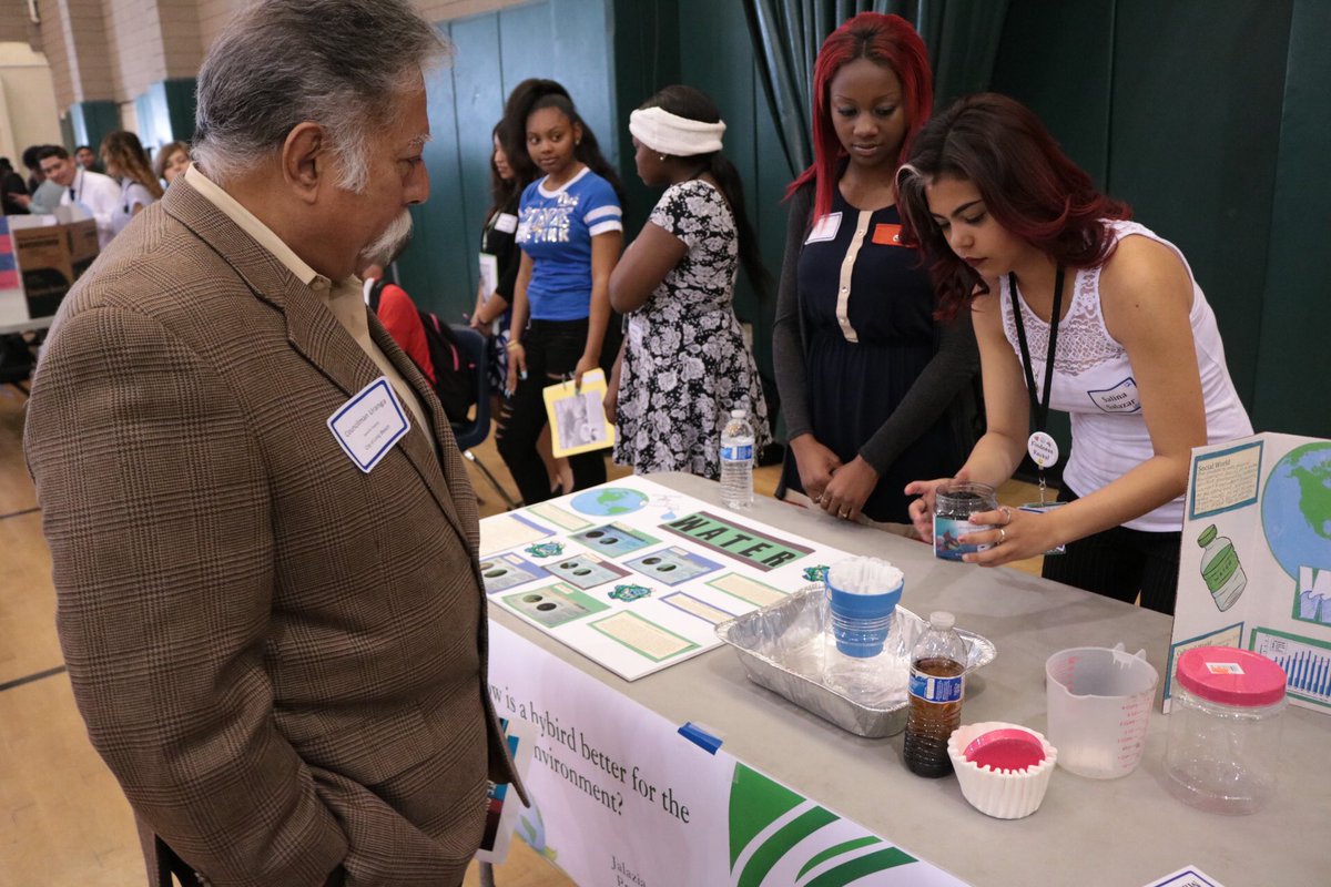 RobertoUranga's tweet photo. Students present research & ideas 4 improving #environment at #ClimateChange summit!
#LongBeach #education #LBCD7 https://t.co/s1C2b835hq