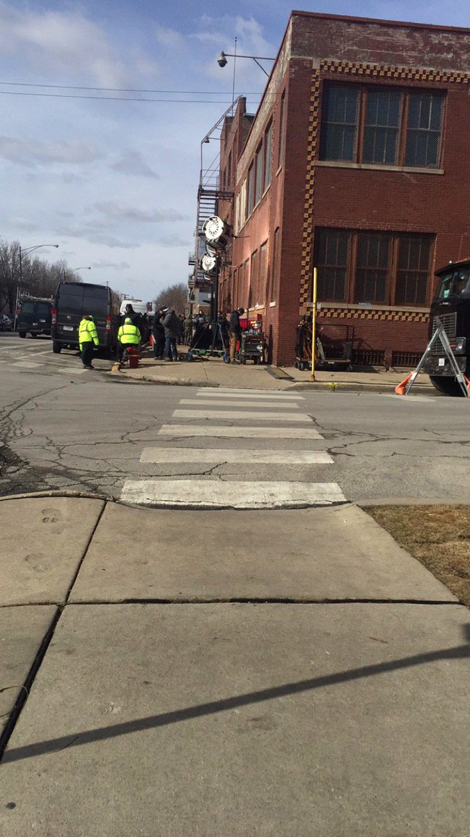 ItsHaleyStratt's tweet image. #ChicagoPD filming behind my building. Hey @SophiaBush! ❤️