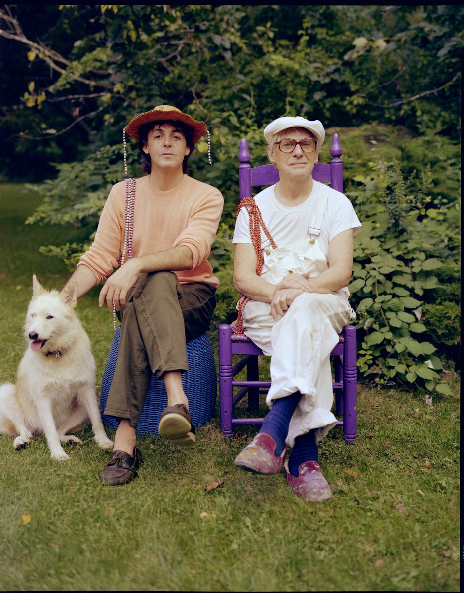 PaulMcCartney's tweet photo. Paul with Willem De Kooning in East Hampton, 1983. Photo by Linda McCartney #ThrowbackThursday #TBT https://t.co/goS5rLmTBE