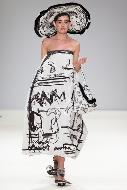 StyleHu's tweet image. Londonban filctollal rajzolták össze a ruhákat
- stylemagazin.hu/hir/Londonban-…