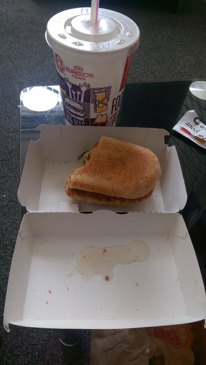 bungle_chick's tweet photo. @McDonaldsUK  this small puddle is grease that came out of my chicken legend sandwich! https://t.co/FrFx87GUKZ