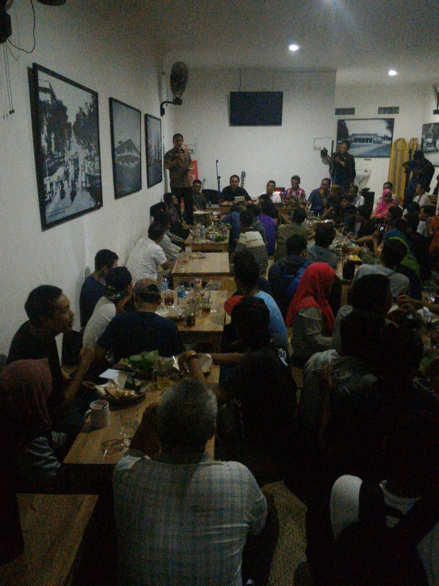 Now. Ngobrol guyub bareng sdulur kita yg kebetulan jd walikota <a href="/hendrarprihadi/">Hendi (Hendrar P)</a> di Goedang Angkringan Indraprasta