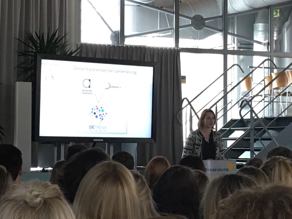 YPaulissen's tweet photo. Lisa Kramer 3e jrs student werkveld bijeenkomst #TG #Dementie vriendelijke samenleving #Detrena @alzheimernl https://t.co/WXWntENaRp