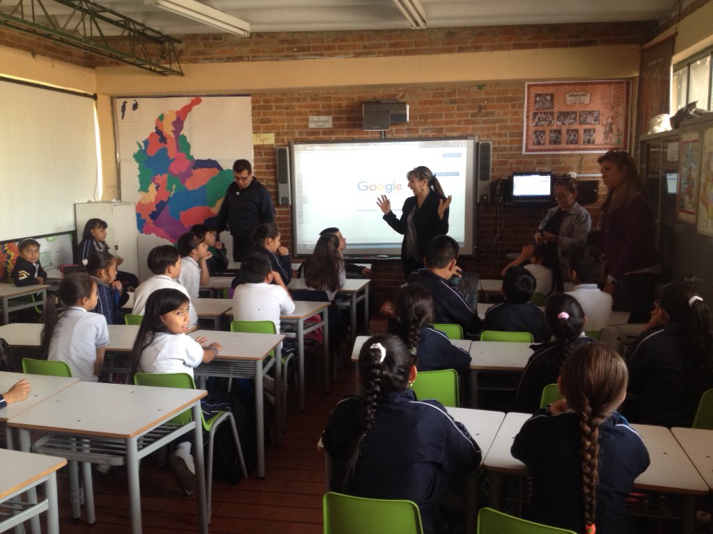 PieccUsaquen's tweet photo. La rectora Gladys Chaparro hace la presentación de #LaPazEsUnaNota en la sede B de la IED Cristóbal Colón de Usaquén https://t.co/vHU7gS1pw2