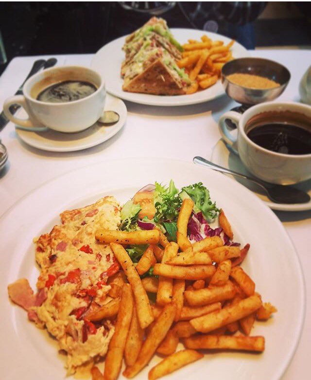 Let us make your lunch exciting for you, with an extensive lunch menu varying from omelettes to the fish of the day!