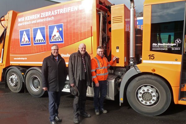 Hessenweit erstes Müllfahrzeug mit E-Power in #kassel. Weniger Kraftstoff, CO 2, Lärm. bit.ly/1Qg9gb0 https://t.co/OpfoQ7xHad