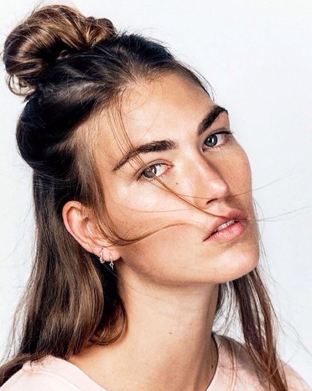 Redwood_Girls's tweet photo. Flawless #halfknot, perfect for travelling, college/work. #HairInspirarion Source: @bloglovin #halfuphalfdown #style https://t.co/2MMX2V9GWH