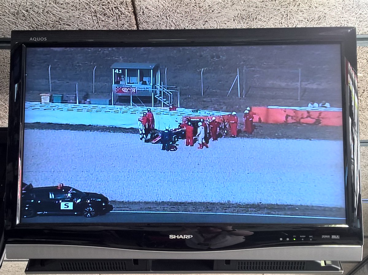 FansMotorsport's tweet photo. A shot of Haryanto's Manor, with damage to the rear of the car (and the tyre barrier) at Turn 4 #F1 https://t.co/AMLhTjl0f4