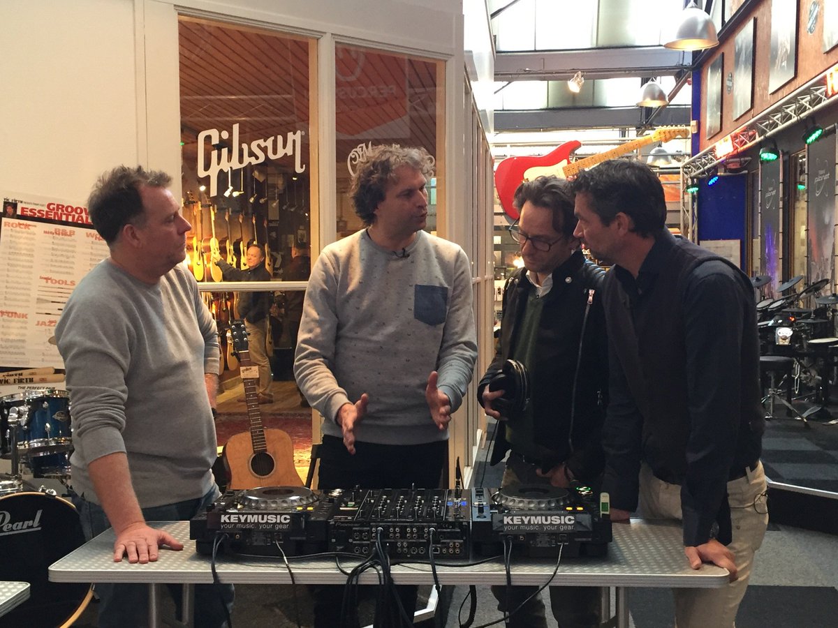 Symphony_31's tweet photo. DJ Ronald Molendijk stoomt topchefs Ferry van Houten, Dick Middelweerd en @RonBlaauw klaar om op voor 4 april! https://t.co/LTkRxOABAB