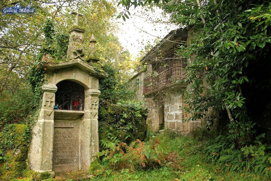 Una desgracia, unos desgraciados. Encuentran dedtrozado el Peto da Godela. Así estaba antes... #Galicia <a href="/SESEIXA/">Seseixa</a>
