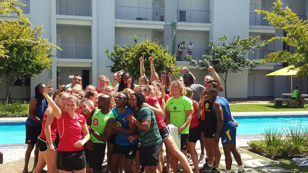 Crazy selfie with the <a href="/DieDanas/">DANAS Hockeyteam GER</a> at @sas_training_za today. All the best with #roadtoRio2016