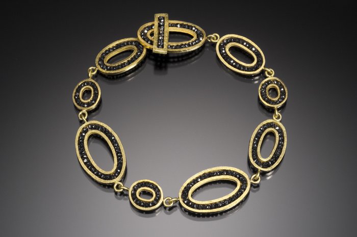 CraftsAmerica's tweet photo. Edith Armstrong's luxurious matte gold &amp; blackdiamond bead jewelry Fri-Sun https://t.co/k8tOkjf6gK @PBConventionCtr https://t.co/3oXINyCWVq