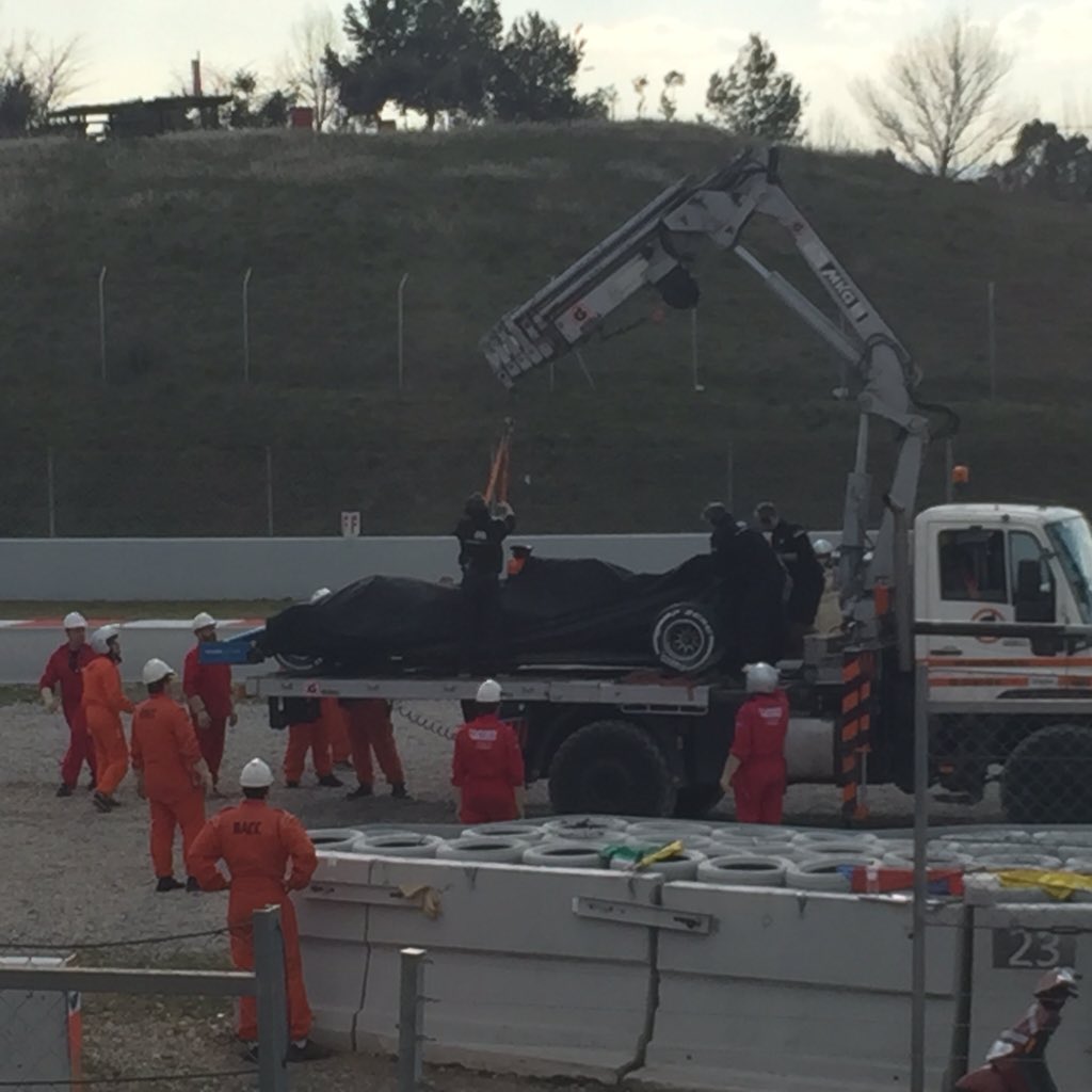 InfoUpdateF1's tweet photo. Mobil Rio sedang di angkut, untuk di bawa kembali ke Paddock. Rio baik2 sja stelah td smpat menambrak pembatas, #F1 https://t.co/zYbv288dUG