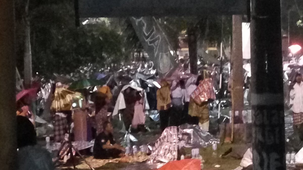 Subhanallah... Jamaah manakib Al-Qodiri jember tak bergeser sesentipun di bawah guyuran hujan deras utk beribadah