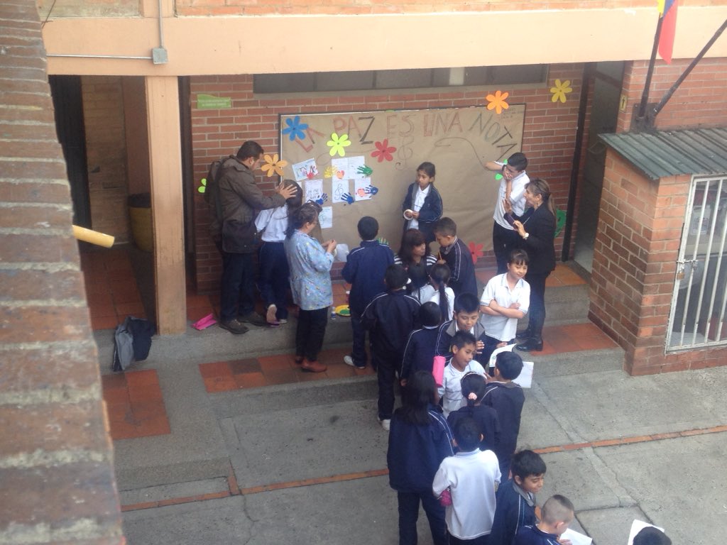 PieccUsaquen's tweet photo. #LaPazEsUnaNota y desde el arte las y los estudiantes del Cristóbal Colón la construyen desde la convivencia https://t.co/amzJEW2ghA