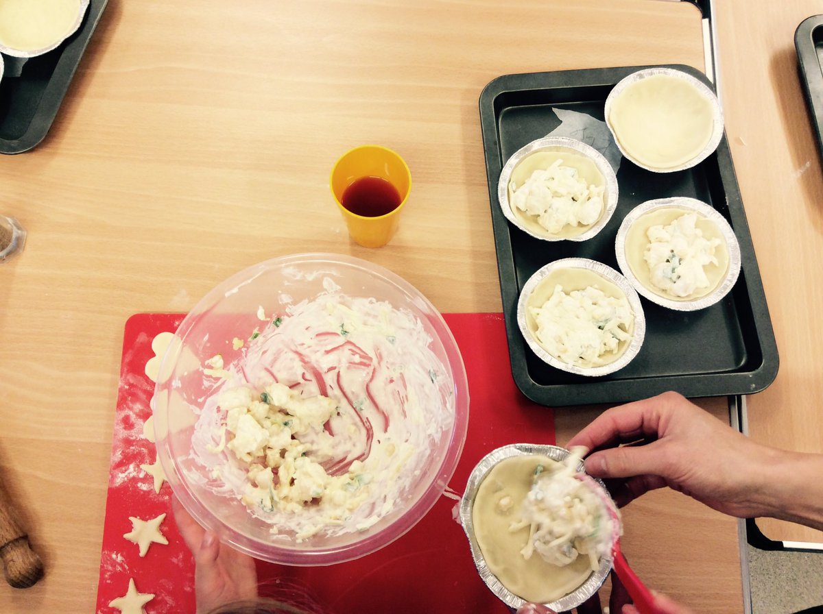 AMrsbunthebaker's tweet photo. #bunnews #homity #pies by #toddler class today @pieminister ๐๐@HumbleTart @BrillBakingMag https://t.co/zdBWoJyucs